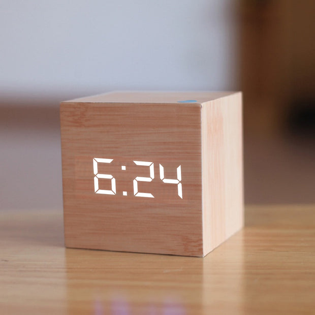 Réveil en bois clair cube