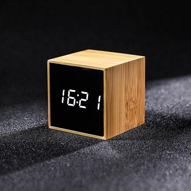 Réveil cube en bois